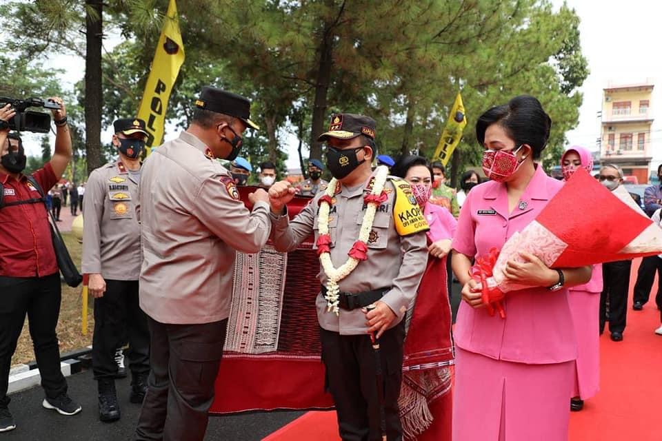 Tiba di Mapoldasu, Kapoldasu Baru Irjen Pol R Z Panca Putra S Dipakaian Ulos