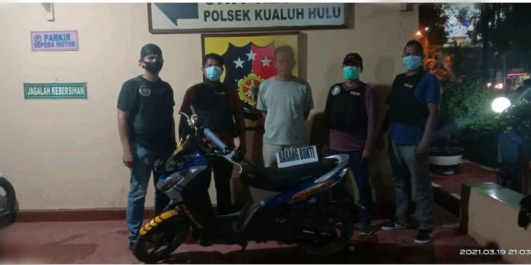 (Richad Silaban/taslabnews) pelaku pencurian sepeda motor ditahan di Mapolsek Kualuh Hulu