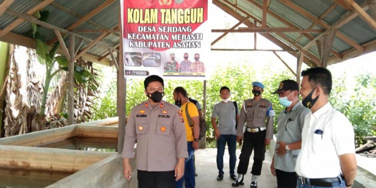 Kapolsek Kisaran Kota, Iptu Joy Ananda Putra Sianipar STrK mengunjungi fasilitas kolam ikan kampung tangguh Desa Serdang, Kecamatan Meranti, Asahan.
foto/teks: edi surya