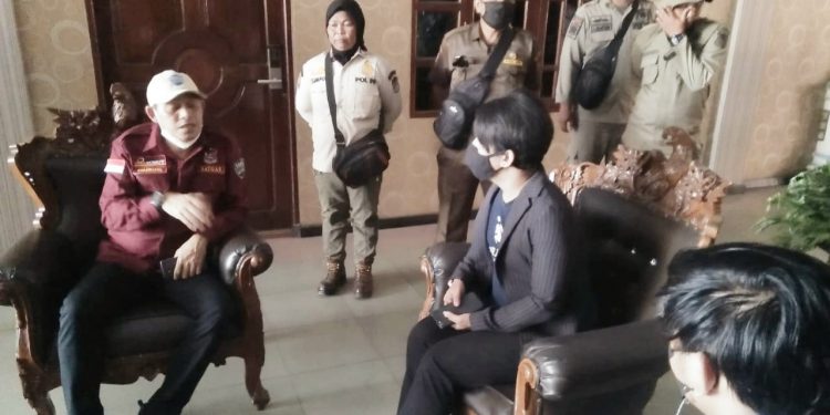 Satgas Pendapatan melakukan sosialisasi pemasangan tapping box ke lokasi usaha, Kamis (8/4/2021).