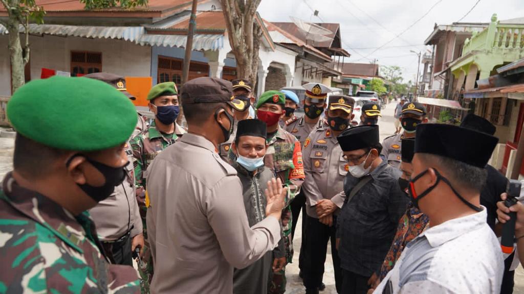 (Ignatius Siagian/taslabnews)  Suasana saat Kapolres Tanjungbalai, TNI dan Pemuda Mesjid melakukan penjagaan gereja di Kota Tanjungbalai