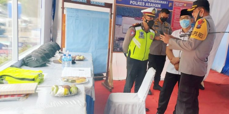 Kasat Lantas Polres Asahan, AKP Jody Indrawan (paling kiri), Ketua Tim Kompolnas, Yusuf SAg MH dan Kapolres Asahan, AKBP Nugroho Dwi Karyanto.