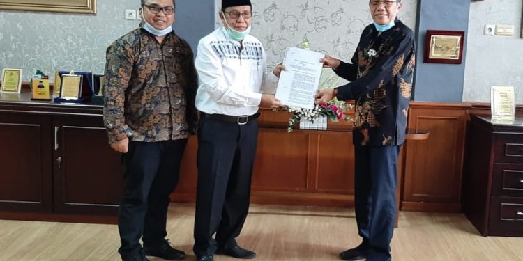 Ketua Yayasan ITS Paluta, Dr H Amarullah Nasution (tengah) didampingi Sekretaris Yayasan Dahrul Aman Harahap (kiri) saat menerima SK.