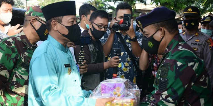 Plt Wali Kota Tanjungbalai, H Waris Tholib SAg MM dan rombongan meninjau Pos Pengamanan Idul Fitri.