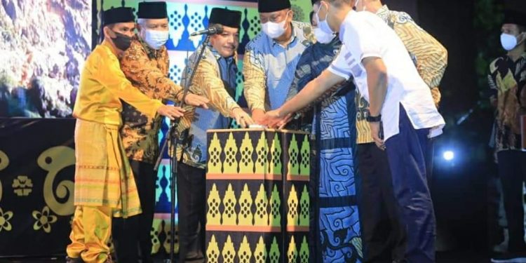 Pj Bupati Labuhanbatu bersama sejumlah unsur Muspida saat menekan tombol tanda acara dimulai.