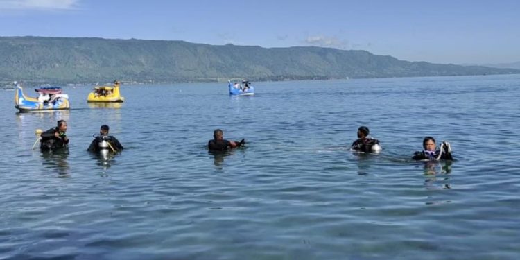 Pencarian seorang pemuda bernama Doni yang tenggelam di Danau Toba, tepatnya di depan Pesanggrahan Bung Karno Parapat, Kelurahan Tigaraja, Kecamatan Girsang Siapangan Bolon, Kabupaten Simalungun.