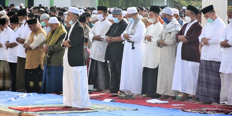 Suasana shalat Idul Fitri di lapangan Sultan Abdul Jalil Rahmadsyah, Kota Tanjungbalai.