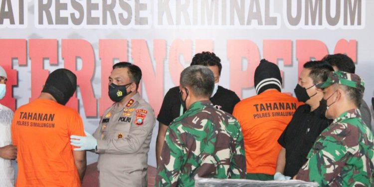 Tersangka Sugito (baju jingga sebelah kanan) dalam konferensi pers terkait penembakan wartawan Marsal.