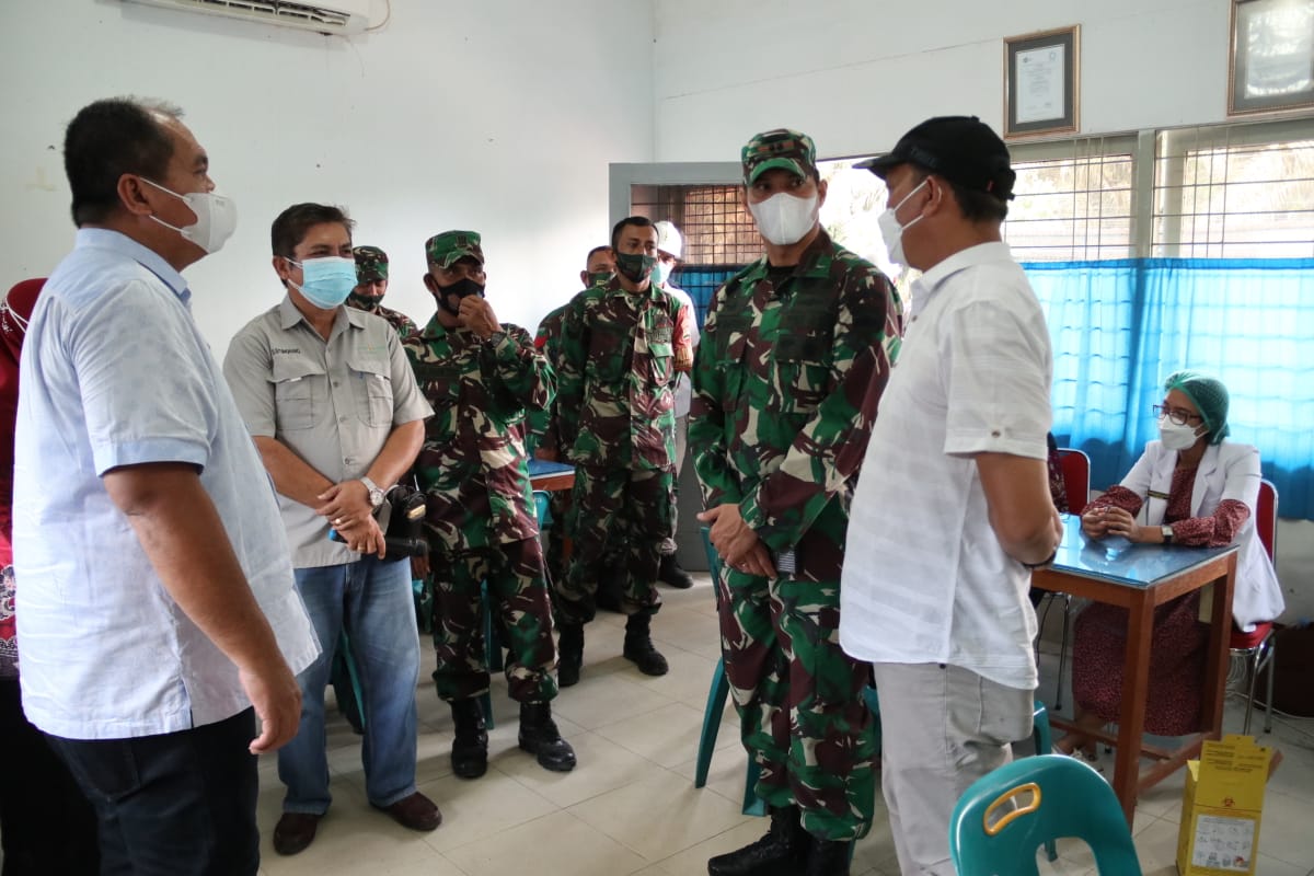 Didampingi Dandim 0208 Asahan, Ini Pesan Wakil Bupati saat Meninjau Pelaksanaan Vaksin di PT Socfindo