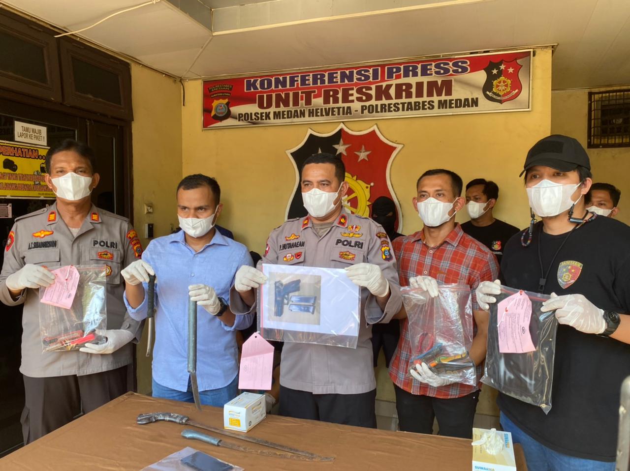 Polisi memaparkan kasus pencurian pistol milik oknum polisi.