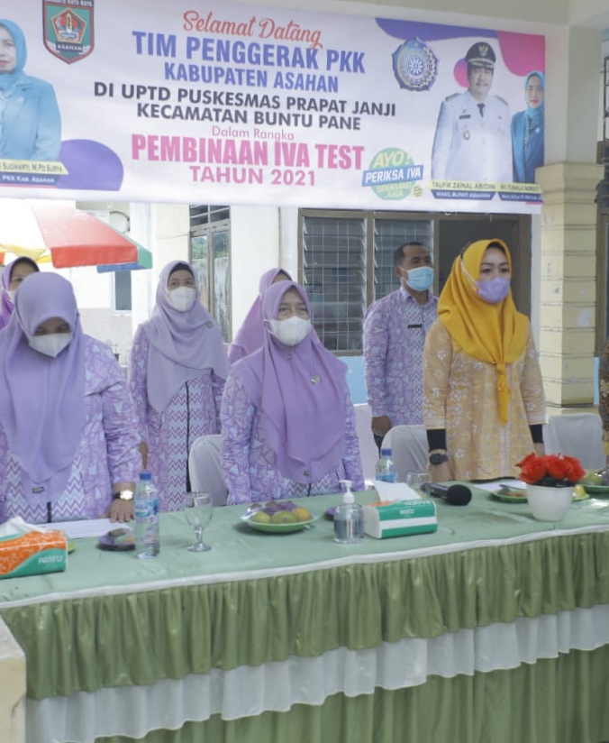 Ketua TP PKK Kabupaten Asahan Hj Titiek Sugiharti Surya MPd saat melakukan pembinaan Iva Test di UPTD Puskesmas Prapat Janji Kecamatan Buntu Pane, Jumat (02/07/2021)