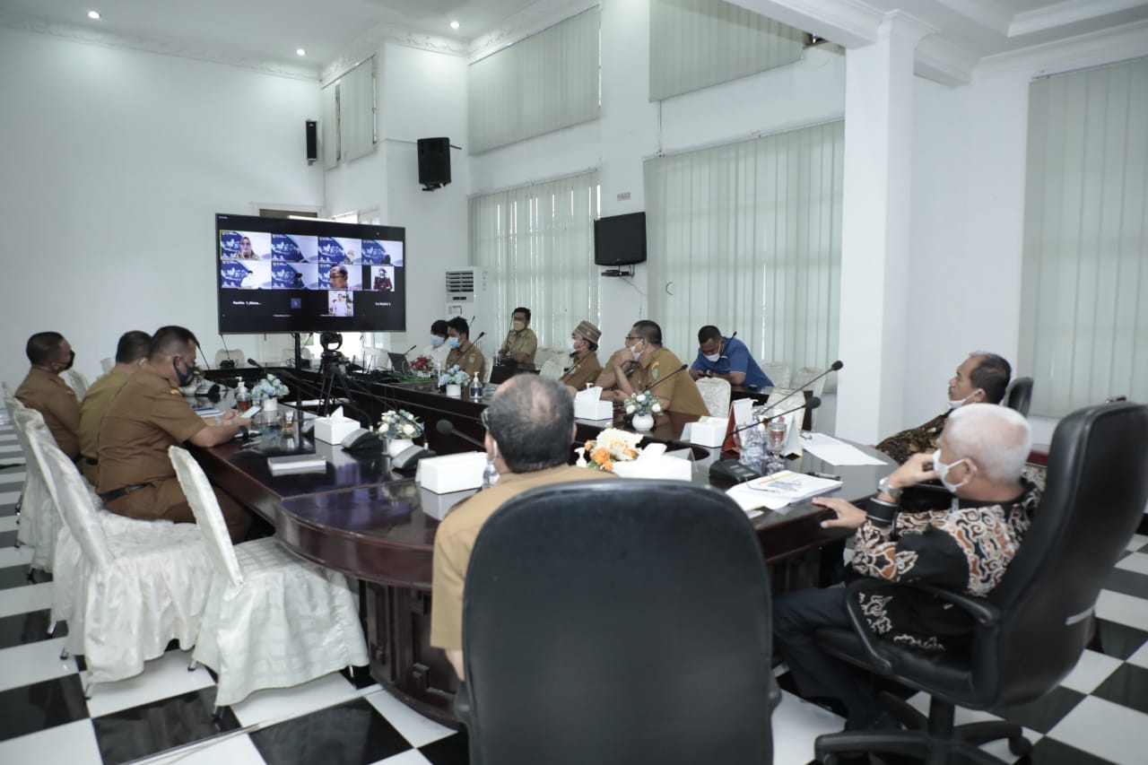 Bupati Asahan H. Surya, BSc pada saat memberikan sambutannya kepada Bakamla RI secara virtual di Aula Mawar Kantor Bupati Asahan, Senin (12/07/2021).