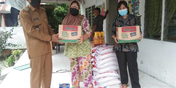 Kades Sei Beluru, Suyatno menyerahkan bantuan sembako dari BPBD Asahan kepada warga Desa Sei Beluru yang tertimpa musibah.
foto/teks: edi surya