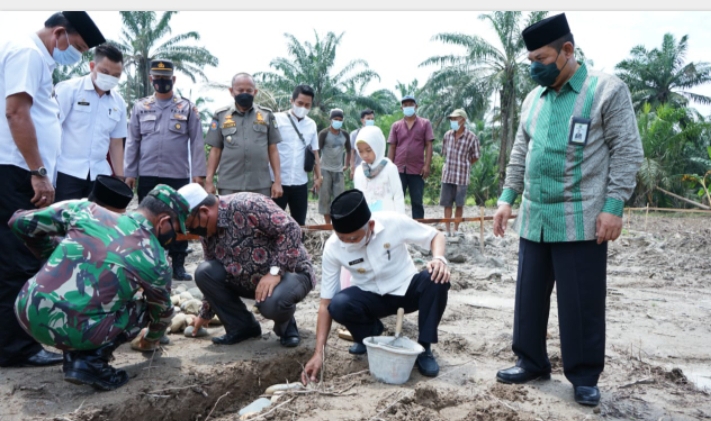 Bupati Asahan H Surya BSc meletakkan batu pertama pembangunan pondok pesantren.