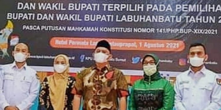 Ketua KPU Labuhanbatu Wahyudi (kiri) berfoto bersama Paslon Bupati dan wakil bupati Labuhanbatu terpilih