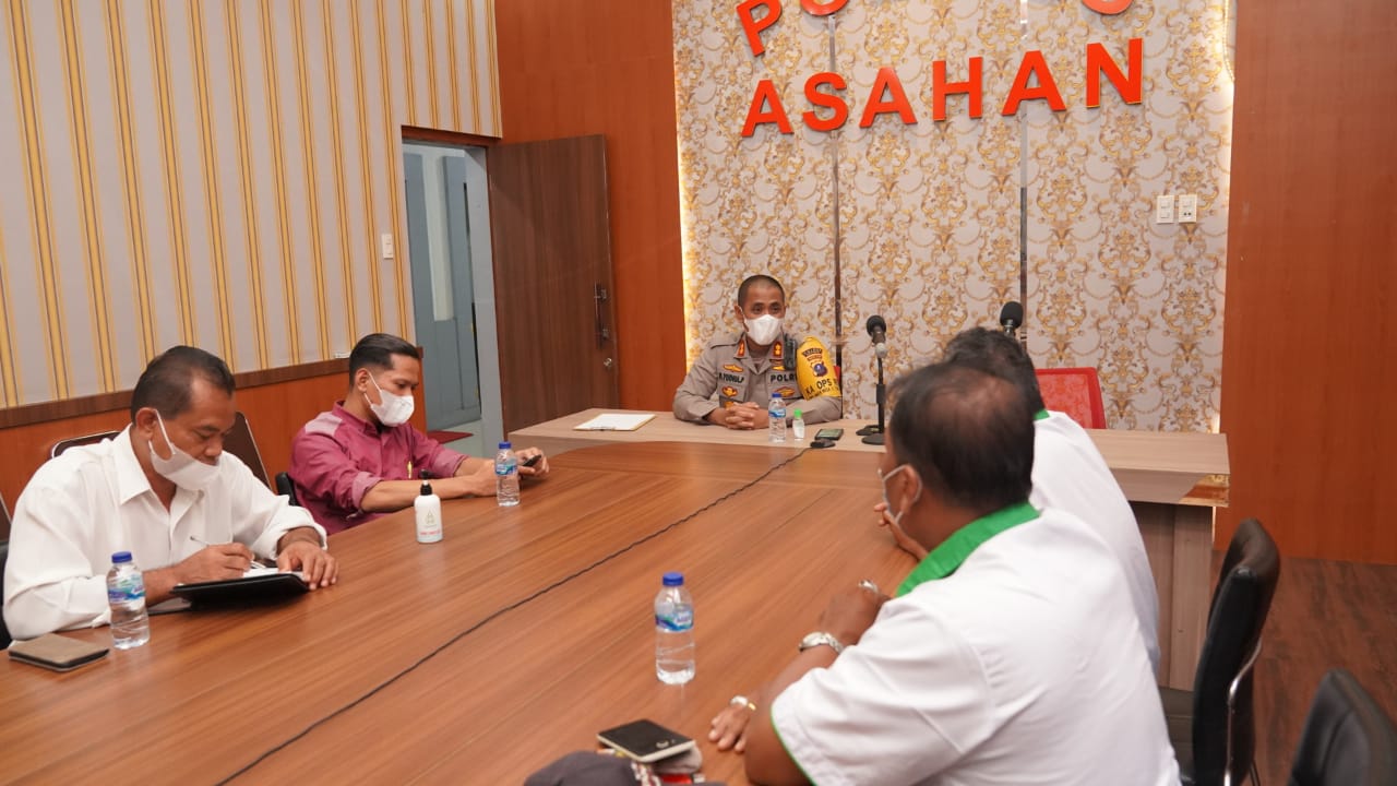 Kapolres saat menerima kegiatan silaturahmi HKTI di ruang Breafing Polres Asahan, Senin (09/08/2021).