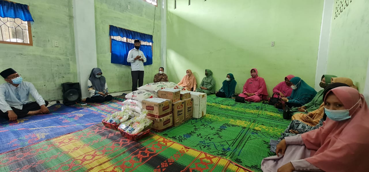 Ketua TP PKK Kabupaten Asahan Serahkan Sembako dan Sarung untuk Anak Yatim