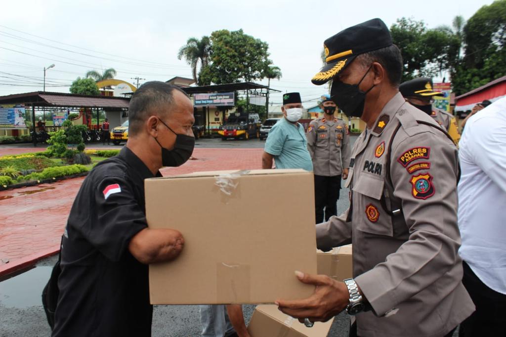 Penyaluran paket sembako dari Polres Asahan untuk warga