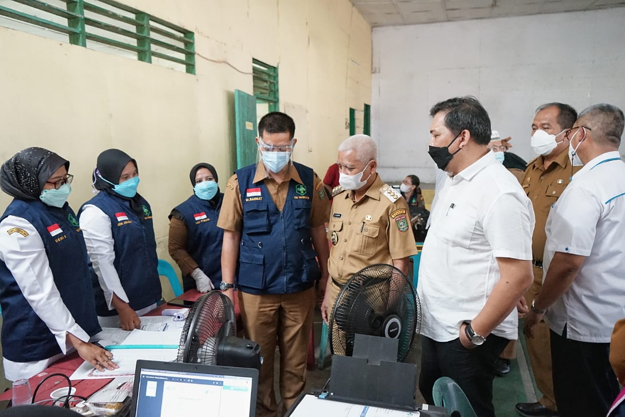 Bupati Asahan Surya saat didampingi Manager PTPN IV Kebun Pulo Raja Sutres , Manager PTPN IV Kebun Air Batu Ir. Suheri dan OPD tinjau pelaksanaan vaksinasin di Aula PTPN IV Kebun Pulo Raja