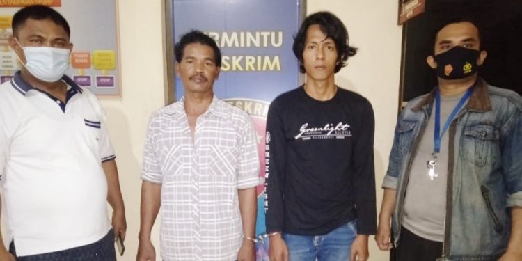 Kedua tersangka, Firmansyah alias Ganti dan Hermanto alias Lelek saat diamankan di Polsek Teluk Nibung, Polres Tanjungbalai.
foto/teks: ignatius siagian