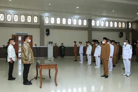 (Richad Silaban/taslabnews(  Bupati Labuhanbatu Utara, Hendriyanto Sitorus, melantik 188 Pejabat Administrator, Pengawas dan Kepala Sekolah.