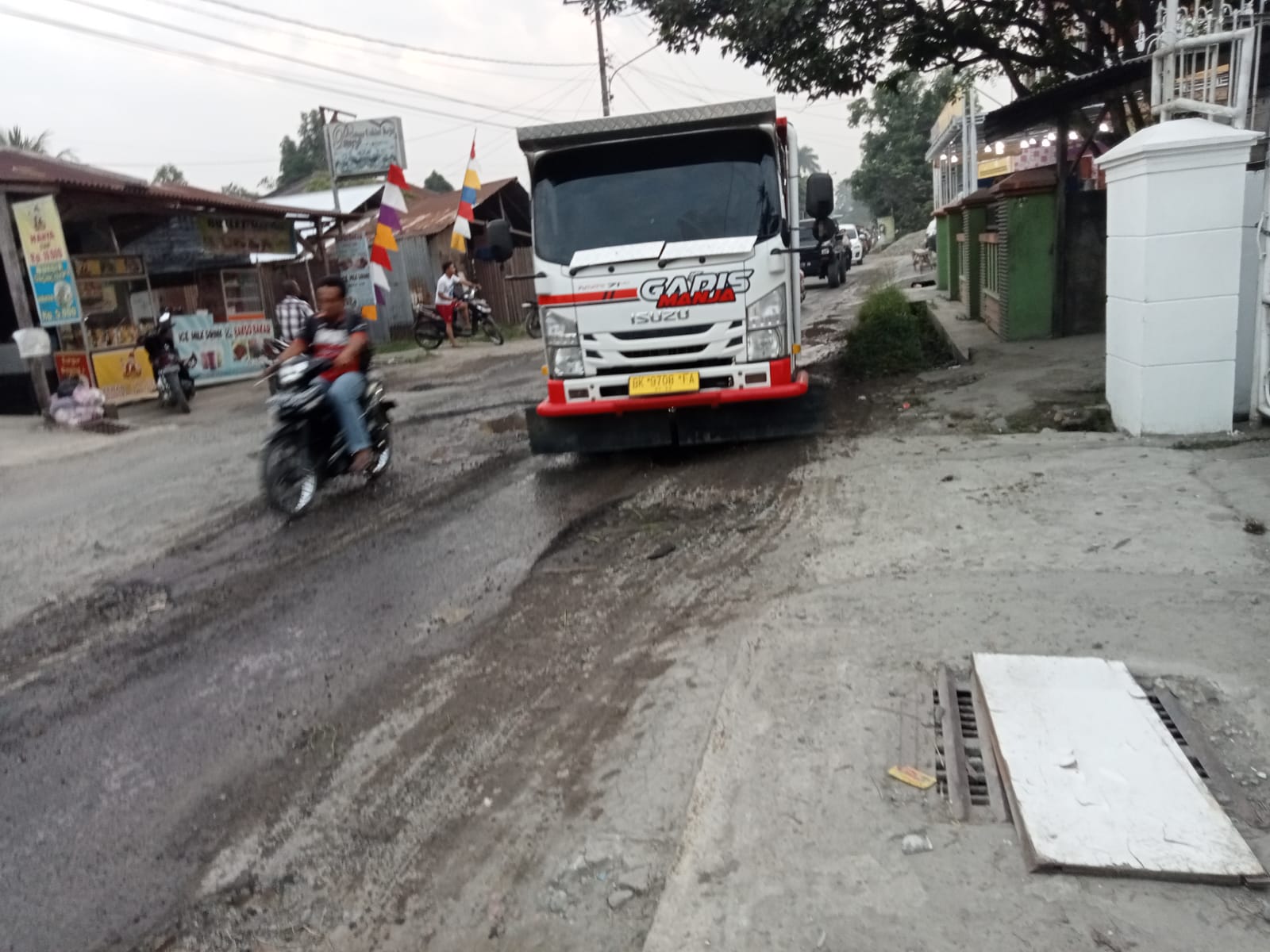 Tolong Perbaiki Jalan Klambir 5