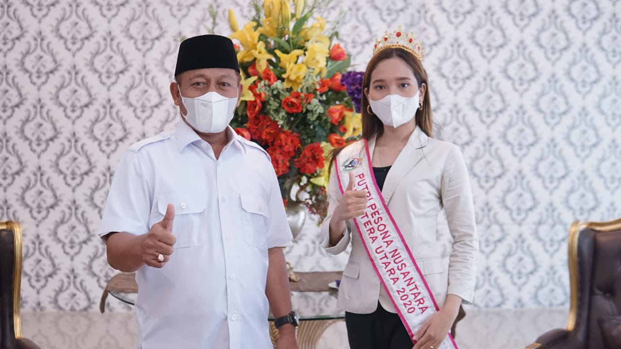 (Ignatius Siagian/taslabnews) Plt Wali Kota Tanjungbalai, H Waris Tholib dan Gus Ryzia Nabila Sitorus, pemenang Putri Pesona Nusantara Sumatera Utara tahun 2020.