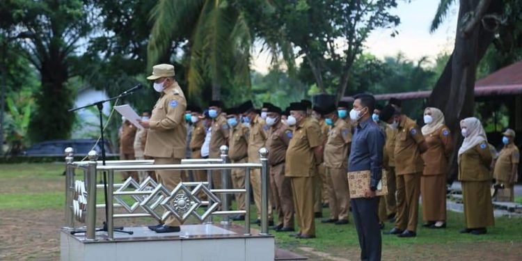 (Budi/taslabnews) Bupati Labuhanbatu Erik Atrada Ritonga saat memimpin Apel gabungan ASN.