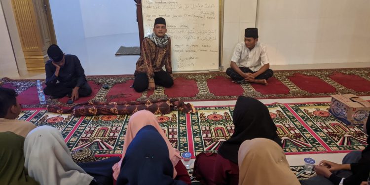 Mahasiswa IAIDU Asahan Ajarkan Warga Tata Cara Memandikan Jenazah