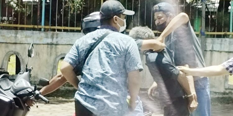 Pelaku saat dibekuk Petugas di Jalan Gereja, Kota Pematngsiantar.