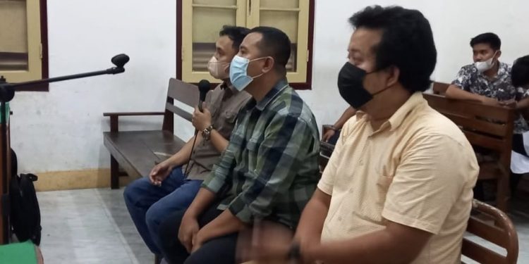 Saksi Dahman Sirait (Tengah) saat menghadiri persidangan lanjutan yang digelar di PN Tipikor Medan, Jum'at (15/10/21)