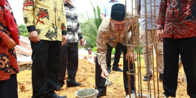 Bupati Labuhanbatu Selatan Edimin saat meletakkan batu pertama pembangunan Mesjid.