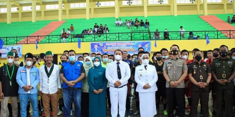 Bupati Labuhanbatu H Erik Adtrada Ritonga dan Wakil Bupati Labuhanbatu Hj Ellya Rosa Siregar dan Ketua DPD KNPI Labuhanbatu Hamzah saat berfoto bersama pada kegiatan tersebut.