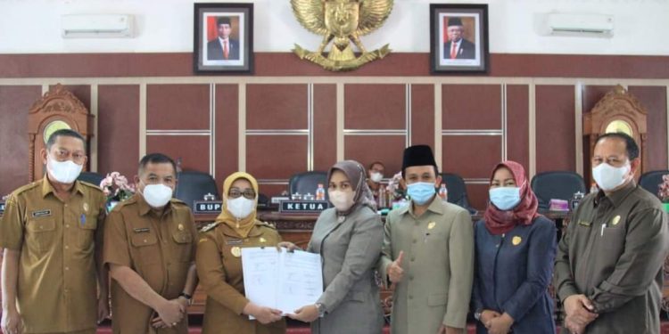 Wakil Bupati Labuhanbatu Hj Ellya Rosa Siregar saat menyerahkan Nota pengantar Ranperda 2022.