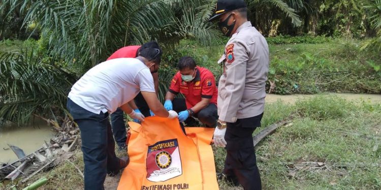 Personil Polres Asahan saat mengevakuasi jasad bayi yang ditemukan di aliran Sungai Sitio Asahan.