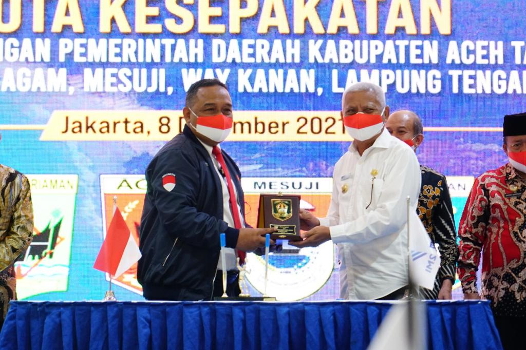 Bersama 16 Daerah Lain, Bupati Asshan Teken MoU dengan BP2MI