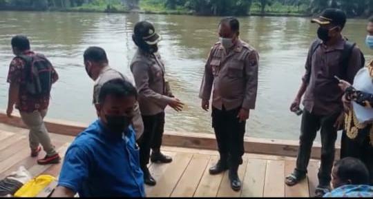 Keren, Waka Polres Asahan Naik Sampan ke Desa Padang Mahondang