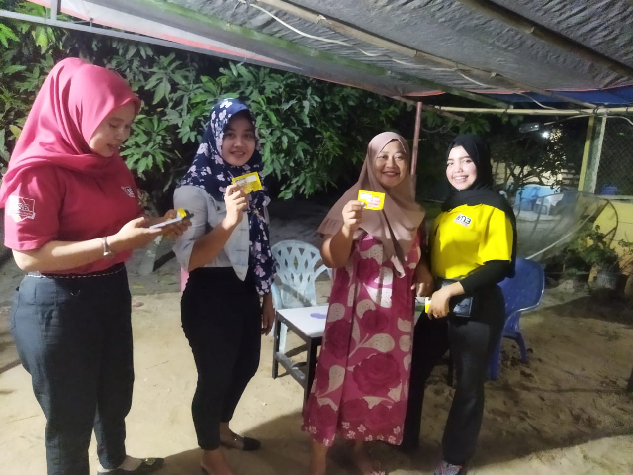 Team Indosat saat membuka booth penjualan di Tanjung Pasir Gunting Saga, Labura.