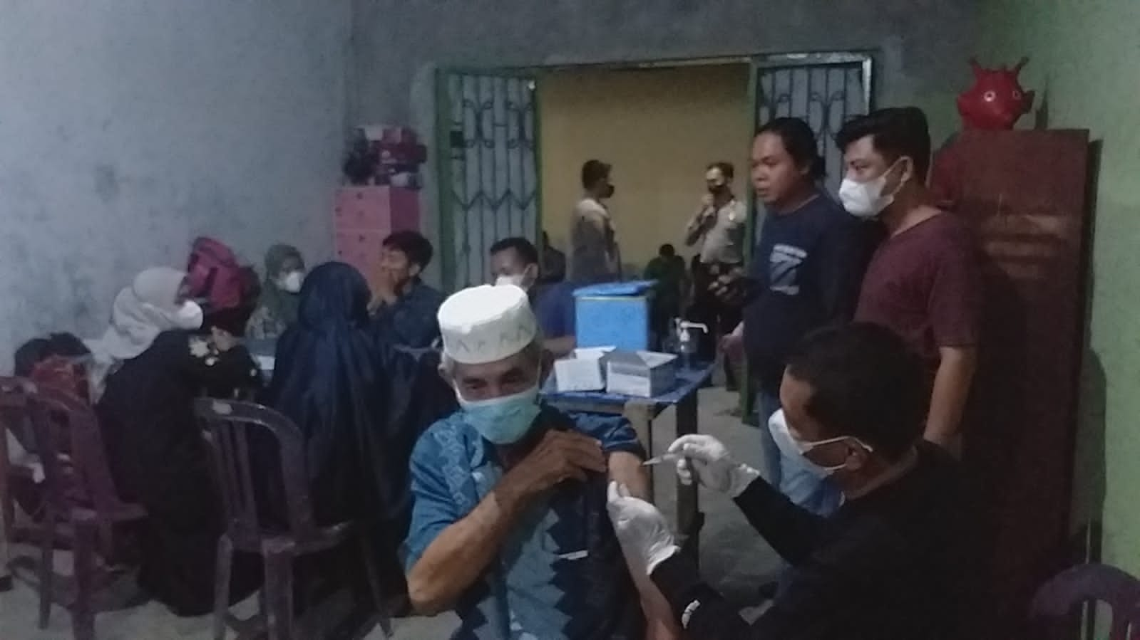 Gelar Vaksinasi Malam Hari, Kapolsek Kisaran Kota Gandeng Camat dan Kepala Puskesmas Gambir Baru