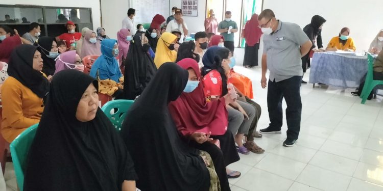 (Richad Silaban/TASLABNEWS) Koordinator Wilayah Bidang Pendidikan Kecamatan Kualuh Hulu, Rahman Saleh meninjau pelaksanaan vaksinas