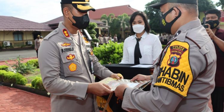 Aipda Nasarudin, Bhabinkamtibmas Meranti Terima Piagam Penghargaan dari Kapolres Asahan