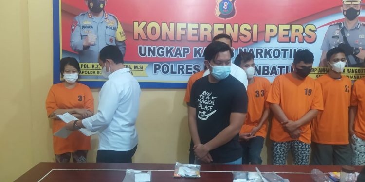 Para tersangka diamankan di Mako Polres Labuhanbatu.