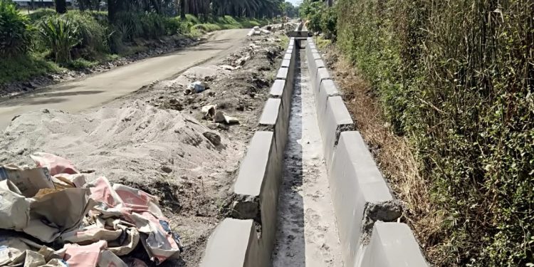 Proyek drainase tanpa plang di depan kantor Inplasmen PT Socfindo Aek Loba Kecamatan Aek Kuasan.
foto/teks: sofyan butar butar