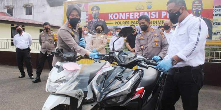 Kapolres Psp, AKBP Juliani Prihartini, SIK, MH (pakai jilbab) dan Kasat Reskrim Polres Psp, AKP Bambang Priyatno SSos (baju putih kanan) saat gelar konferensi pers.