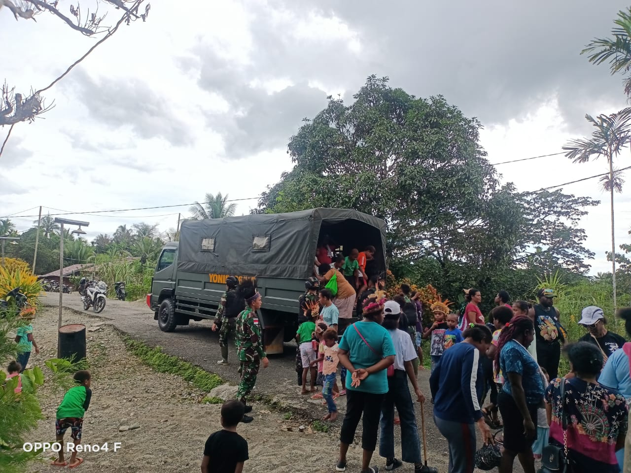 Keren, Satgas Pamtas Yonif 126/KC Asahan dan Warga Gelar Tarian Suling Tambur Keliling Kampung