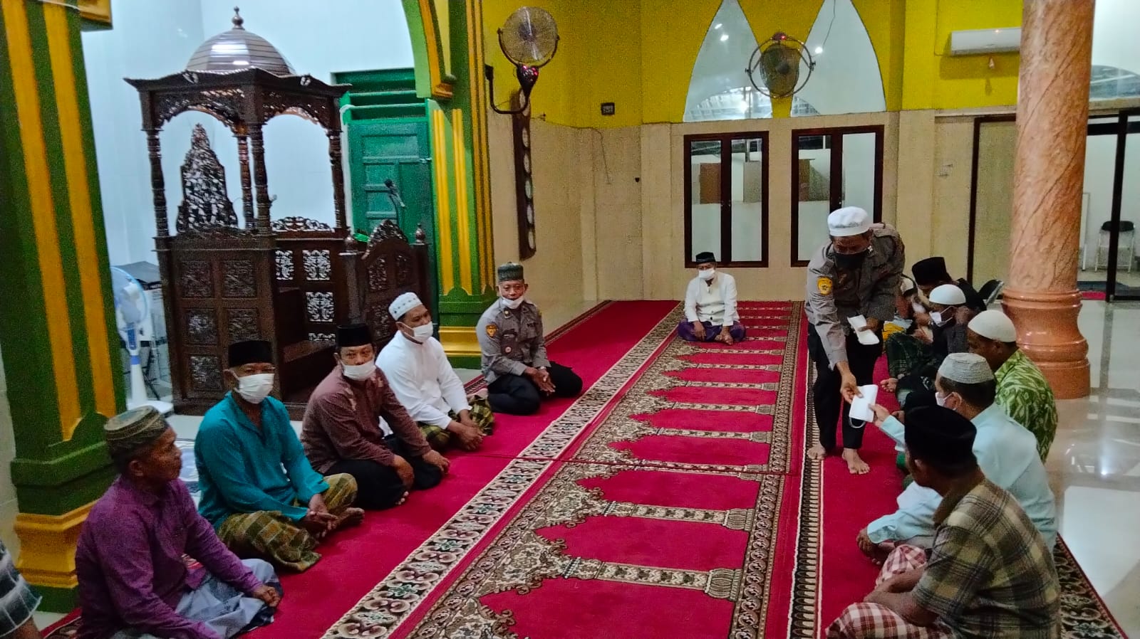 Personel Polres Asahan Bagikan Sembako, Jam Dinding dan Masker ke Pengurus Masjid