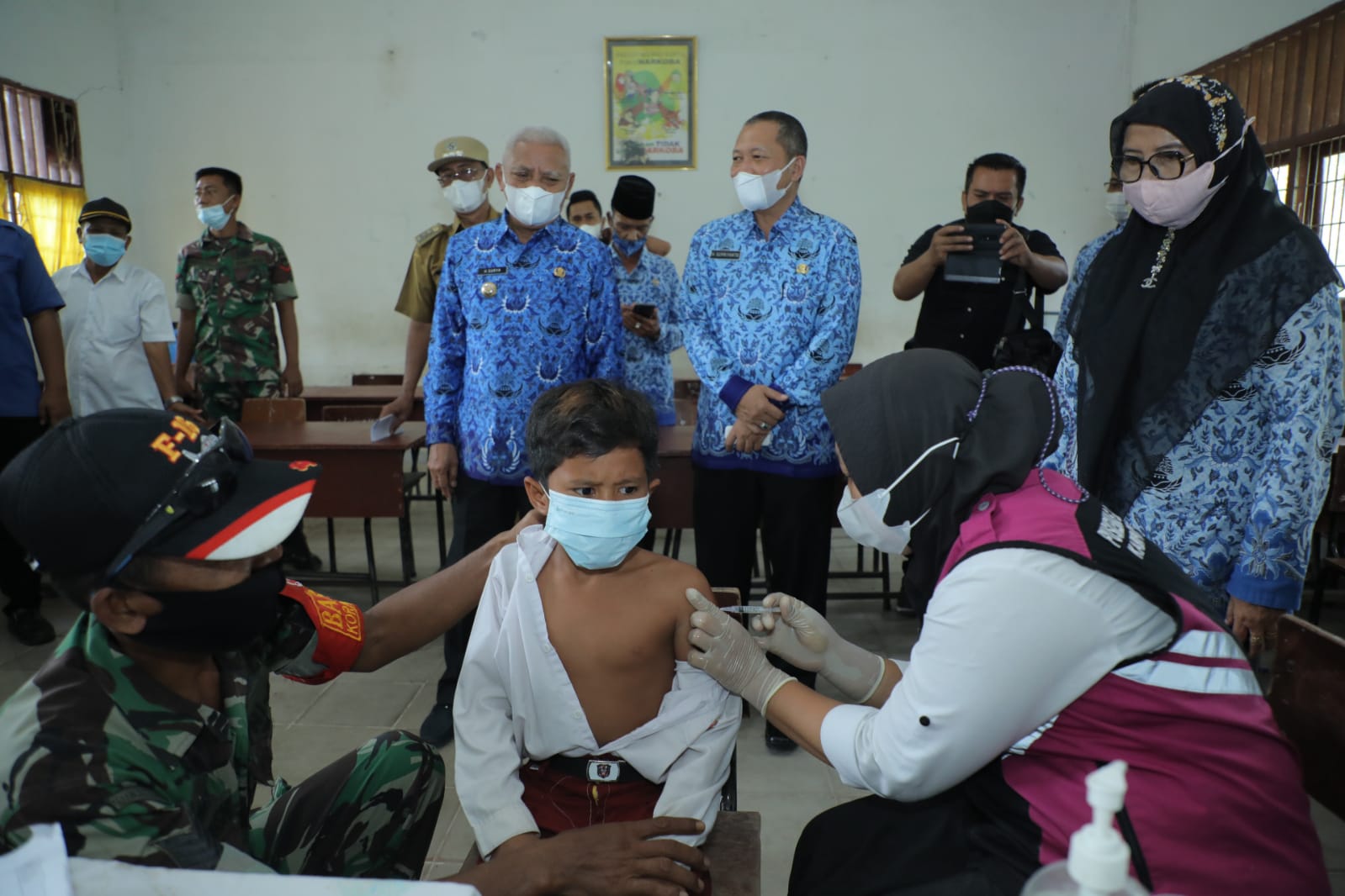 Bupati Asahan tinjau pelaksanaan vaksin untuk anak. 