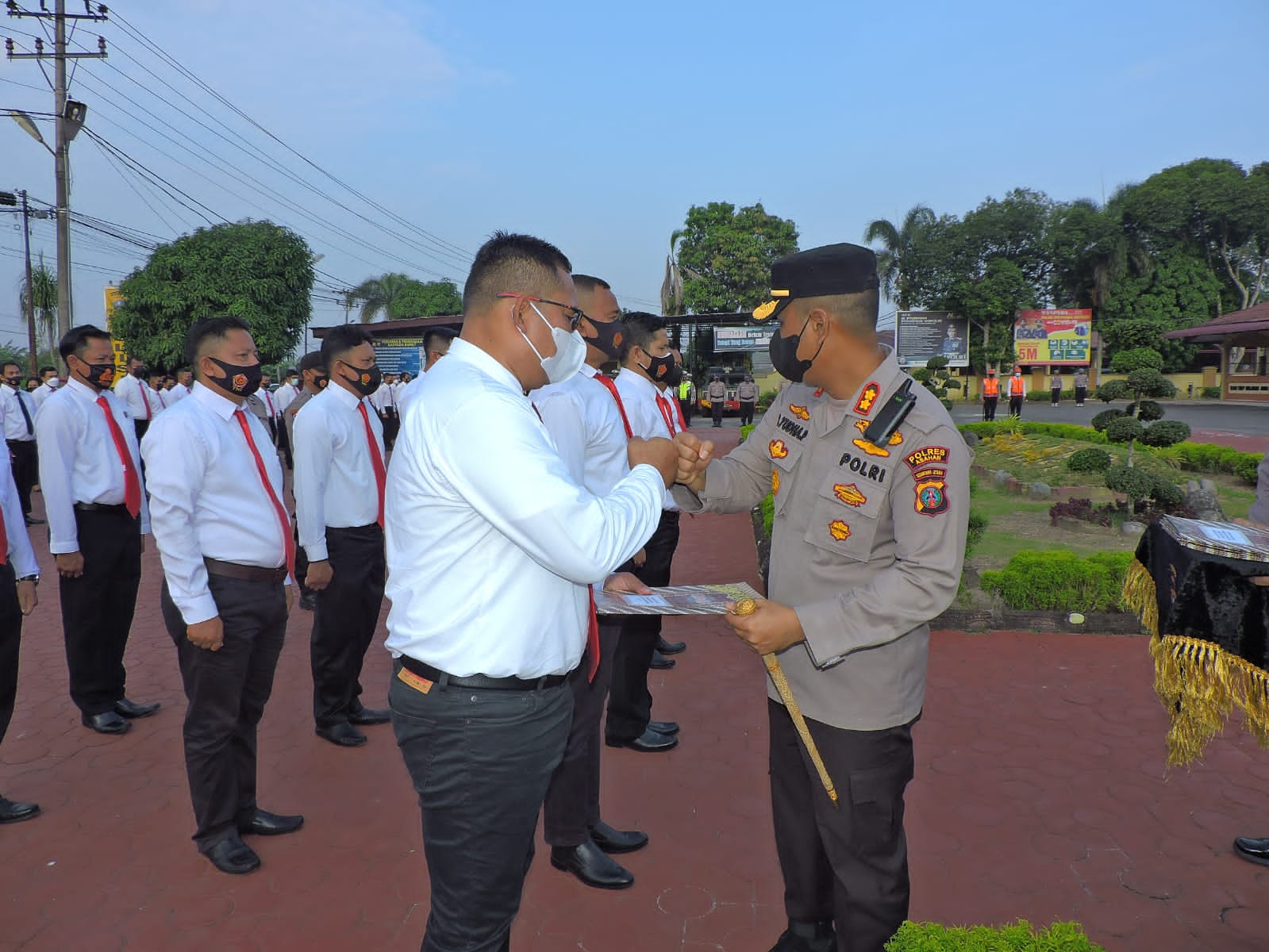 Kapolres saat memimpin apel pimpinan sekaligus pemberi piagam penghargaan kepada personil yang berprestasi di halaman apel pagi Polres Asahan