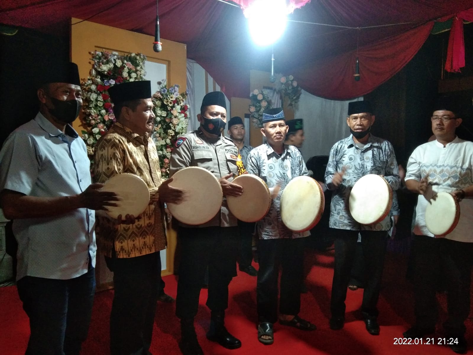 TASLABNEWS, ASAHAN-Walau pembukaan kegiatan Musabaqoh Tilawatil Quran (MTQ) tingkat Desa Meranti, Kacamatan Meranti, Kabupaten Asahan yang ke 53 di Masjid Nurul Huda, Kamis (21/01/2022) sekira pukul 20.00 wib di guyur hujan, namun tak menyurutkan niat warga untuk menyaksikannya. Perlombaan ini diikuti 287 orang yang terdiri dari pria 110, wanita 177 orang.