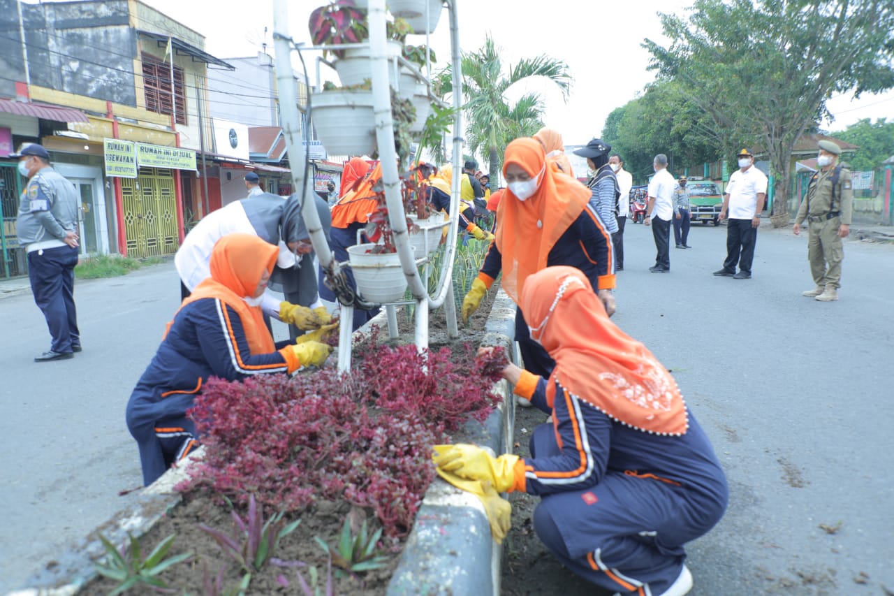 Penanaman bunga di median jalan